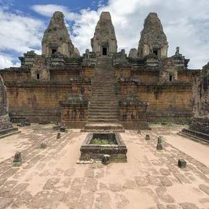 柬埔寨的特产以银器、纺织、木雕和石刻品著称