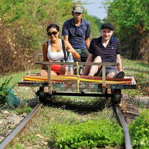 柬埔寨火车：车厢是竹子做的，发动机是拆拖拉机的！