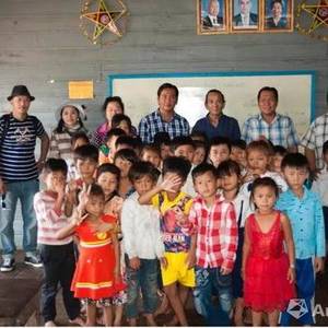 家宽文化艺术研究院慰问柬埔寨贫困儿童