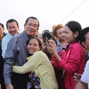 政局稳定 洪森和工人大跳热舞