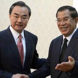 王毅会见柬埔寨首相洪森