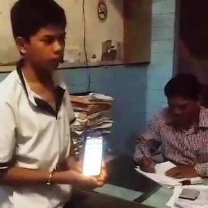 中国男金边巧遇“美女救英雄”