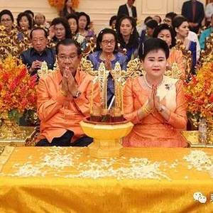 洪森发狗粮，晒结婚42周年纪念日庆典图