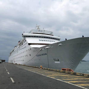 OCEAN DREAM号游轮停靠西港