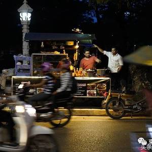 一中国男子遭飞车抢劫，柬美女见义勇为成功擒住匪徒