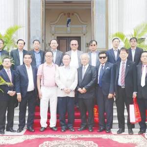 中国东盟商务协会总会代表团拜访柬华总会