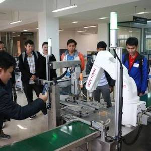 柬埔寨高校教师来温学习电子技术