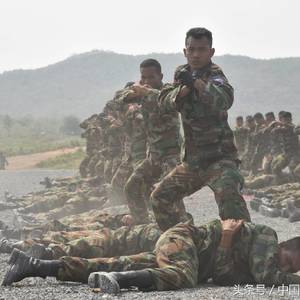 中柬两国军人展开联合反恐训练 ，场面帅爆了