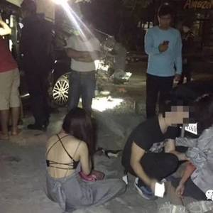 四名中国男女深夜驾车撞石灯柱，三人受伤