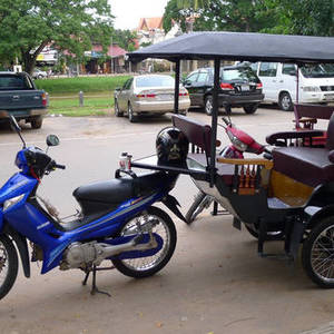 柬埔寨最奇葩的交通工具，用摩托车改装，一车可以拉6个人