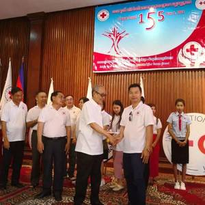 柬广东商会应邀参加磅清扬红十字会庆典