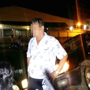 中国男子酒驾开车撞入臭水沟中