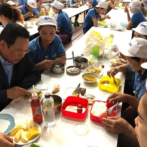 劳工部长毅森兴‧访泰慰问柬工人