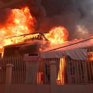 金边凌晨突发大火，22栋民房被烧毁（附视频）