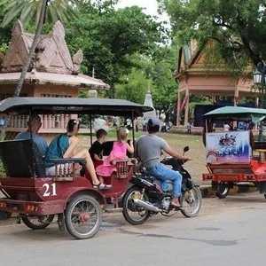 柬青联推动三轮车“叫车”服务