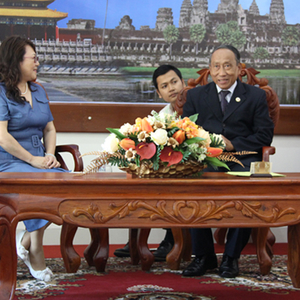 中国计生协代表团拜访柬中友协艾森沃主席