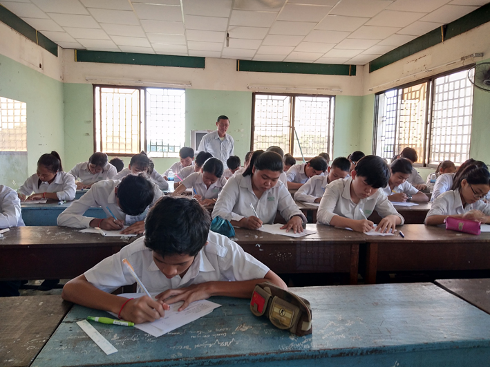 华明学校隆重举行中小学毕业考试