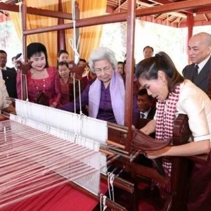 柬埔寨上千米长围巾创吉尼斯世界纪录